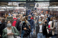 NEWS - Coronavirus: Vor der Lockerung - Pendler mit Masken in London