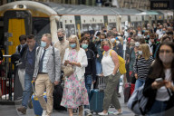 NEWS - Coronavirus: Vor der Lockerung - Pendler mit Masken in London
