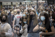 NEWS - Coronavirus: Vor der Lockerung - Pendler mit Masken in London