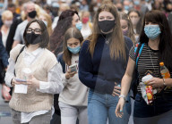 NEWS - Coronavirus: Vor der Lockerung - Pendler mit Masken in London