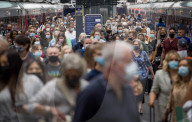 NEWS - Coronavirus: Vor der Lockerung - Pendler mit Masken in London