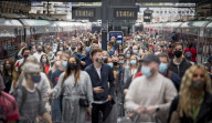 NEWS - Coronavirus: Vor der Lockerung - Pendler mit Masken in London