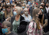 NEWS - Coronavirus: Vor der Lockerung - Pendler mit Masken in London