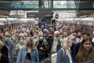 NEWS - Coronavirus: Vor der Lockerung - Pendler mit Masken in London