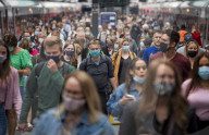 NEWS - Coronavirus: Vor der Lockerung - Pendler mit Masken in London