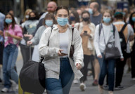 NEWS - Coronavirus: Vor der Lockerung - Pendler mit Masken in London
