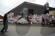 EURO 2020 - Sympathiebekundungen - Anwohner und Fans überkleben die von Vandalen beschädigte Rashford-Mauer in Manchester