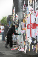 EURO 2020 - Sympathiebekundungen - Anwohner und Fans überkleben die von Vandalen beschädigte Rashford-Mauer in Manchester