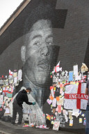 EURO 2020 - Sympathiebekundungen - Anwohner und Fans überkleben die von Vandalen beschädigte Rashford-Mauer in Manchester
