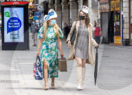Public wear masks ahead of Boris Johnson’s speech today. 