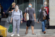 Public wear masks ahead of Boris Johnson’s speech today. 