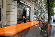 NEWS - Schweiz Hochwasser: Schutzschläuche entlang der Reuss in Luzern