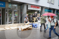 NEWS - Schweiz Hochwasser: Schutzschläuche entlang der Reuss in Luzern