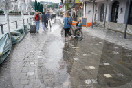 NEWS - Schweiz Hochwasser: Schutzschläuche entlang der Reuss in Luzern