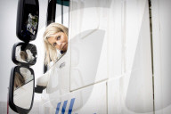 ROYALS - Coole Truckerfrau - König Maxima am Steuer eines LKW's in Nieuwegein