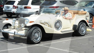 PEOPLE - Arnold Schwarzenegger raucht eine Zigarre in seinem Oldtimer in Beverly Hills