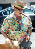 PEOPLE - Arnold Schwarzenegger raucht eine Zigarre in seinem Oldtimer in Beverly Hills