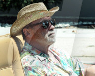 PEOPLE - Arnold Schwarzenegger raucht eine Zigarre in seinem Oldtimer in Beverly Hills