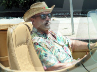 PEOPLE - Arnold Schwarzenegger raucht eine Zigarre in seinem Oldtimer in Beverly Hills