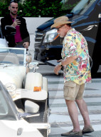 PEOPLE - Arnold Schwarzenegger raucht eine Zigarre in seinem Oldtimer in Beverly Hills
