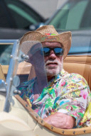 PEOPLE - Arnold Schwarzenegger raucht eine Zigarre in seinem Oldtimer in Beverly Hills