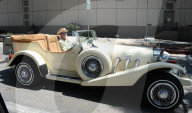 PEOPLE - Arnold Schwarzenegger raucht eine Zigarre in seinem Oldtimer in Beverly Hills