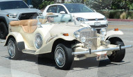 PEOPLE - Arnold Schwarzenegger raucht eine Zigarre in seinem Oldtimer in Beverly Hills