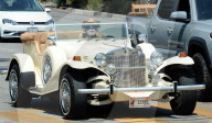 PEOPLE - Arnold Schwarzenegger raucht eine Zigarre in seinem Oldtimer in Beverly Hills
