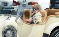 PEOPLE - Arnold Schwarzenegger raucht eine Zigarre in seinem Oldtimer in Beverly Hills