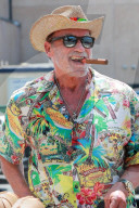 PEOPLE - Arnold Schwarzenegger raucht eine Zigarre in seinem Oldtimer in Beverly Hills