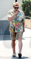 PEOPLE - Arnold Schwarzenegger raucht eine Zigarre in seinem Oldtimer in Beverly Hills