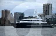 PEOPLE - Tom Cruise wohnt in der Superyacht "Triple Seven" in Cornwall
