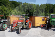 FEATURE - Reisen ohne Eile: Oldtimer-Trecker und Wohnwagen am Brünigpass