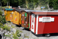 FEATURE - Reisen ohne Eile: Oldtimer-Trecker und Wohnwagen am Brünigpass