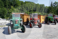 FEATURE - Reisen ohne Eile: Oldtimer-Trecker und Wohnwagen am Brünigpass