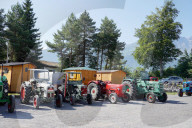 FEATURE - Reisen ohne Eile: Oldtimer-Trecker und Wohnwagen am Brünigpass