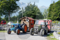 FEATURE - Reisen ohne Eile: Oldtimer-Trecker und Wohnwagen am Brünigpass