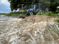 NEWS - Unwetter in Bayern: Starkregen und  rieseige Hagelkörner legen Landkreise lahm