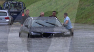NEWS - Unwetter in Bayern: Starkregen und  rieseige Hagelkörner legen Landkreise lahm