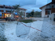 NEWS - Unwetter in Bayern: Starkregen und  rieseige Hagelkörner legen Landkreise lahm