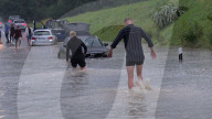 NEWS - Unwetter in Bayern: Starkregen und  rieseige Hagelkörner legen Landkreise lahm