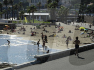 NEWS - BadegÃ¤ste am Strand in Oeiras, bei Lissabon