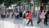 NEWS - Schweiz: Internationale Gäste und Touristen an der Bahnhofstrasse in Zürich
