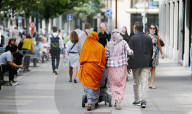 NEWS - Schweiz: Internationale Gäste und Touristen an der Bahnhofstrasse in Zürich