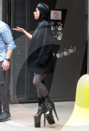 PEOPLE -  Lady Gaga mit Turban, Body und ihren geliebten Plateaustiefeln in New York