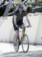 Reclusive music legend Kenny G is seen enjoying a healthy bike ride in his Malibu neighborhood.
