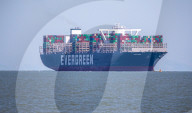 NEWS - Nach Blockade des Suez-Kanals: Containerfrachter "Ever Given" macht im Hafen von Felixstowe fest