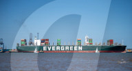 NEWS - Nach Blockade des Suez-Kanals: Containerfrachter "Ever Given" macht im Hafen von Felixstowe fest