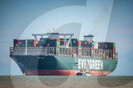 NEWS - Nach Blockade des Suez-Kanals: Containerfrachter "Ever Given" macht im Hafen von Felixstowe fest