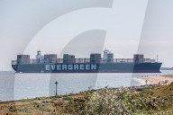 NEWS - Nach Blockade des Suez-Kanals: Containerfrachter "Ever Given" macht im Hafen von Felixstowe fest